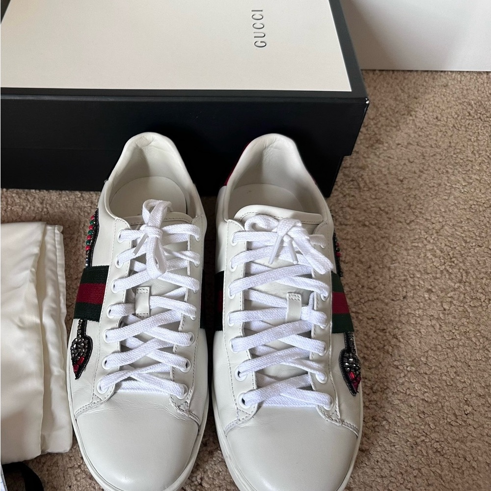 Authentic gucci size 39 white sneakers